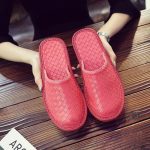 chausson en cuir à motifs