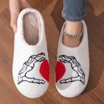chaussons en peluche squelette cœur