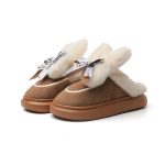 pantoufles en daim à la mode