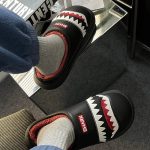 pantoufles en forme de requin